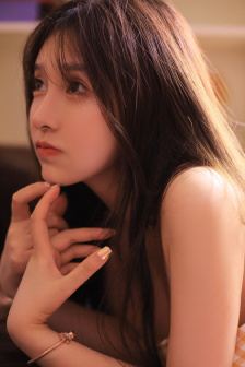 女人扒开自己下面